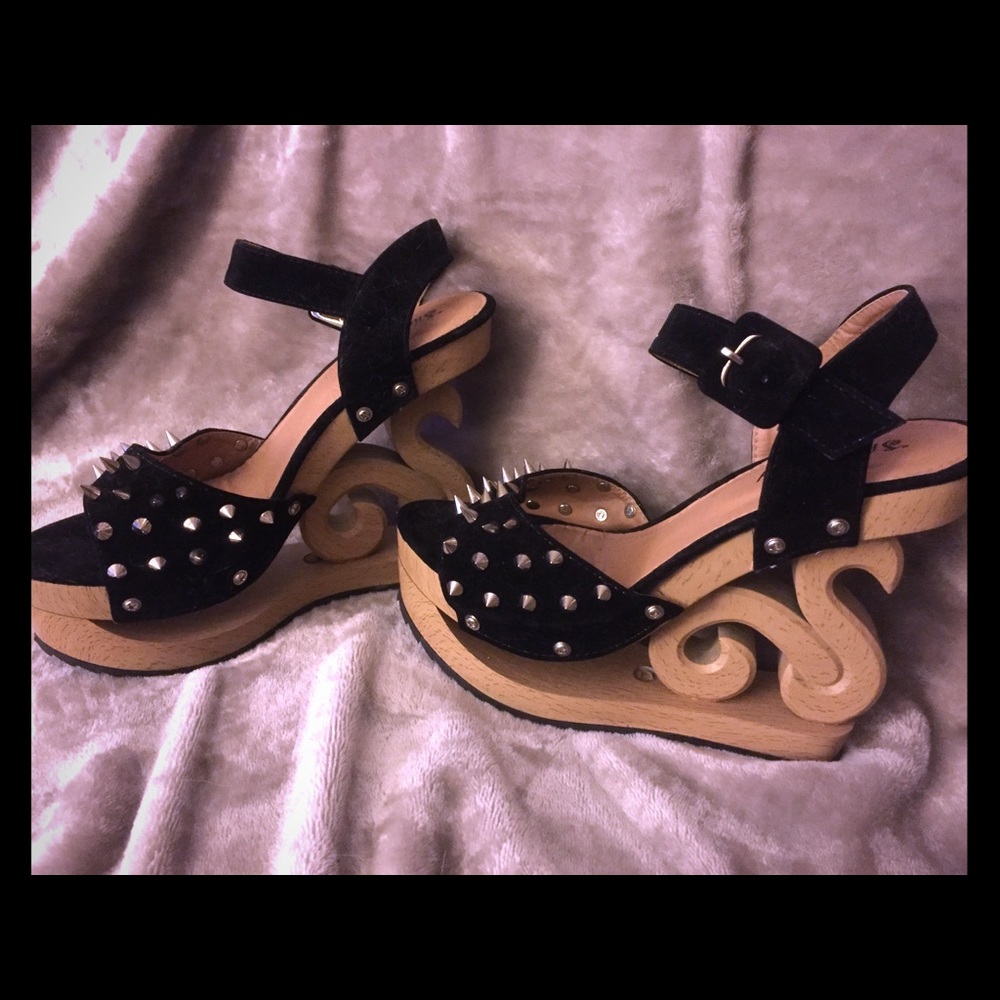 Show Story Spiked Wooden Wedges Black velvet